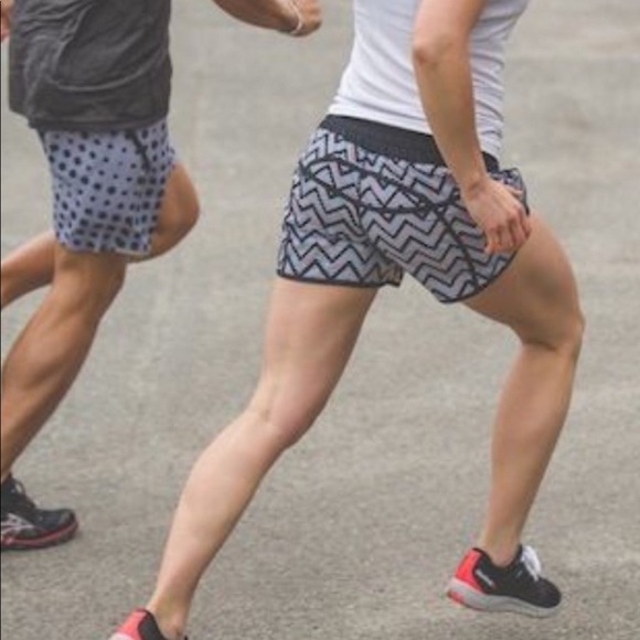 Lululemon 2014 Seawheeze Tracker Shorts II 3D Chevron 4 - Picture 1 of 7